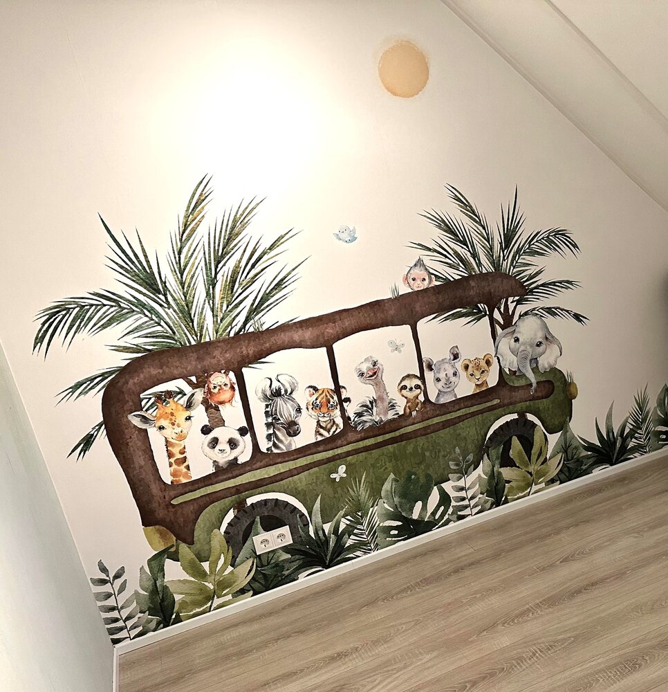 Behang jungle bus met bladeren