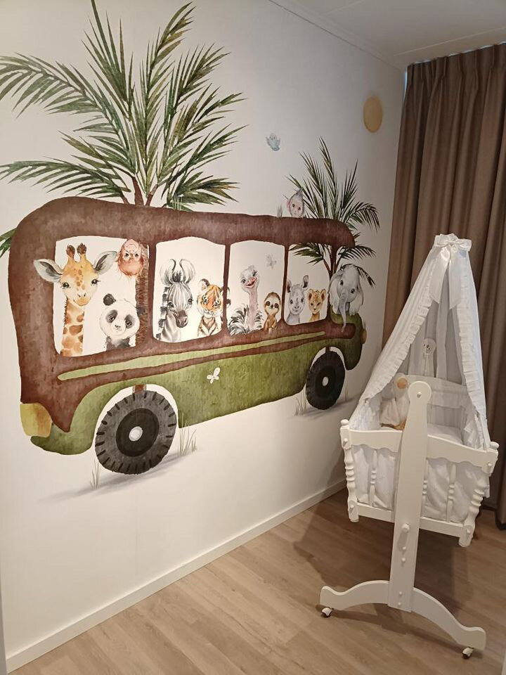 Behang jungle bus met bladeren