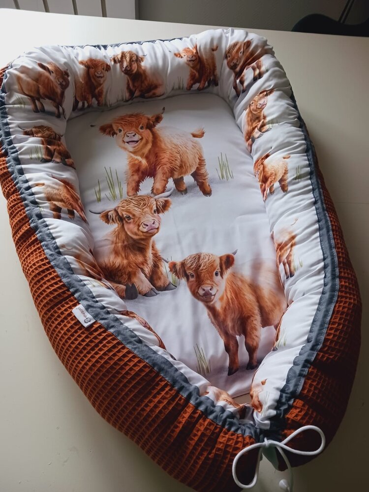 Babynestje Schotse Hooglanders cognac wafelstof