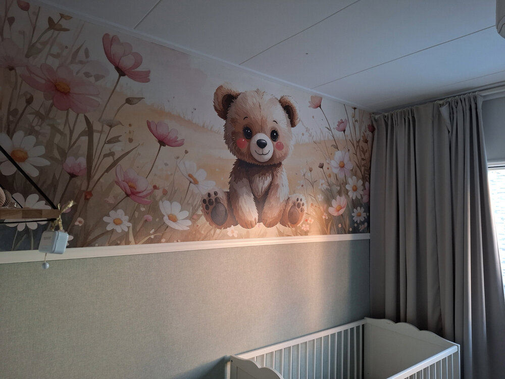 Behang Happy Tails beertje in bloemenveld (geschikt voor een brede en smalle muur bijv. boven lambrisering)