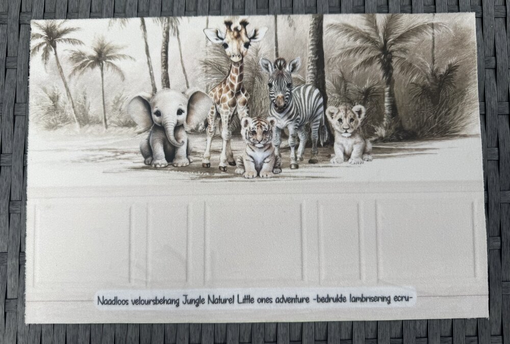 Sample velours naadloos behang jungle naturel little ones adventure met bedrukte ecru lambrisering