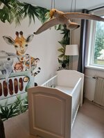 Behang jungle jeep met bladeren