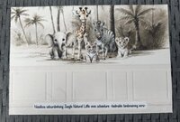 Sample velours naadloos behang jungle naturel little ones adventure met bedrukte ecru lambrisering
