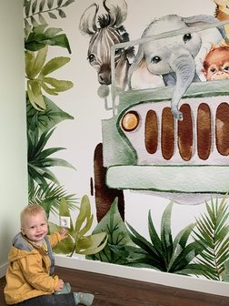 Behang sample jungle jeep met bladeren