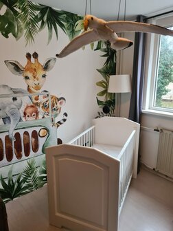 Behang jungle jeep met bladeren