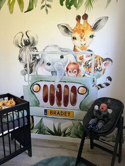 Behang jungle jeep met bladeren