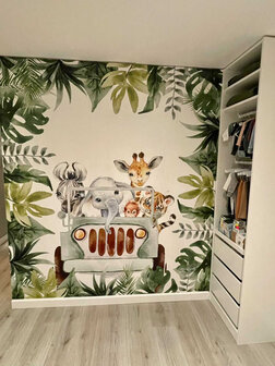 Behang jungle jeep met bladeren