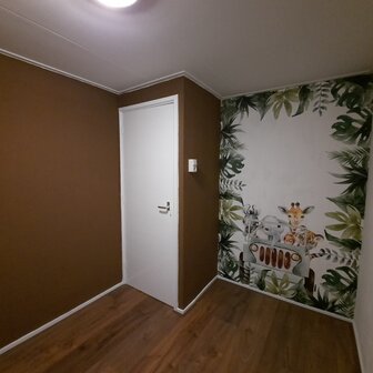 Behang jungle jeep met bladeren