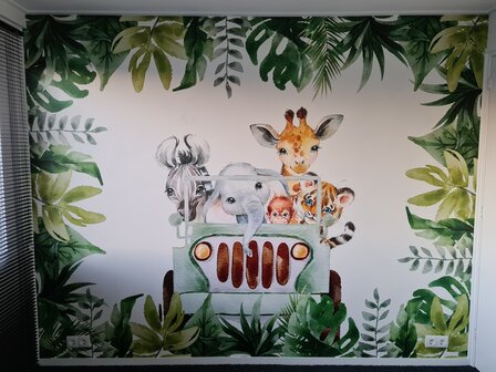 Behang jungle jeep met bladeren