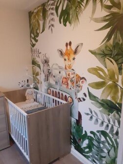 Behang jungle jeep met bladeren