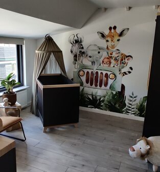 Behang jungle jeep met bladeren