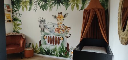 Behang jungle jeep met bladeren