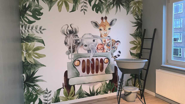 Behang sample jungle jeep met bladeren