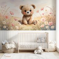 Behang Happy Tails beertje in bloemenveld (geschikt voor een brede en smalle muur bijv. boven lambrisering)