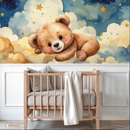Behang sample Happy Tails beertje in de wolken (geschikt voor een brede en smalle muur bijv. boven lambrisering)